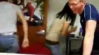 俩女一杯在线观看,揭秘神秘饮品背后的情感纠葛  第1张